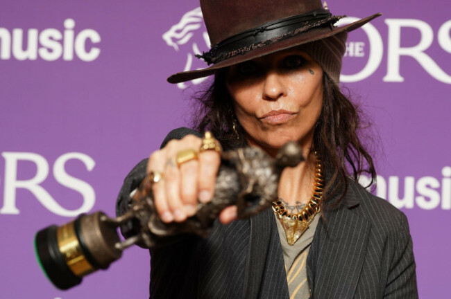 linda-perry-with-her-special-international-award-at-the-ivor-novello-awards-at-grosvenor-house-in-london-picture-date-thursday-may-21-2026