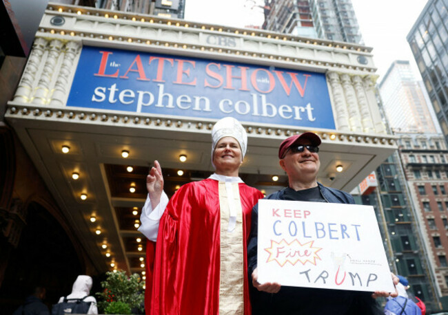 new-york-united-states-21st-may-2026-supporters-gather-at-the-entrance-to-the-ed-sullivan-theater-displays-the-late-show-for-the-final-show-the-late-show-with-stephen-colbert-in-new-york-city-on