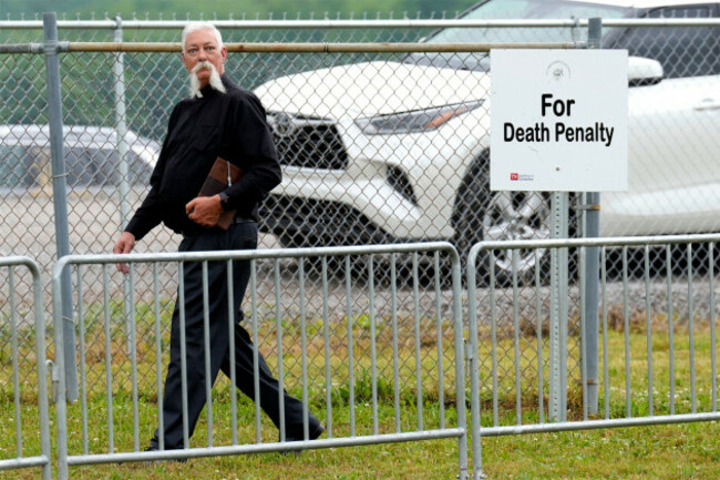 rev-rick-laude-enters-the-area-reserved-for-those-in-support-of-the-death-penalty-outside-riverbend-maximum-security-institution-before-the-scheduled-execution-of-tony-von-carruthers-thursday-may-21