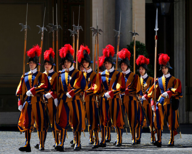 the-pontifical-swiss-guard-in-san-damasso-courtyard-vatican-city-ahead-of-taoiseach-micheal-martins-arrival-for-a-meeting-with-pope-leo-xiv-at-the-apostolic-palace-picture-date-friday-may-22-202