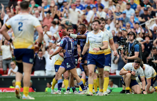 louis-bielle-biarrey-celebrates-with-pablo-uberti-and-cameron-woki-after-he-scores-his-sides-3rd-try-of-the-match