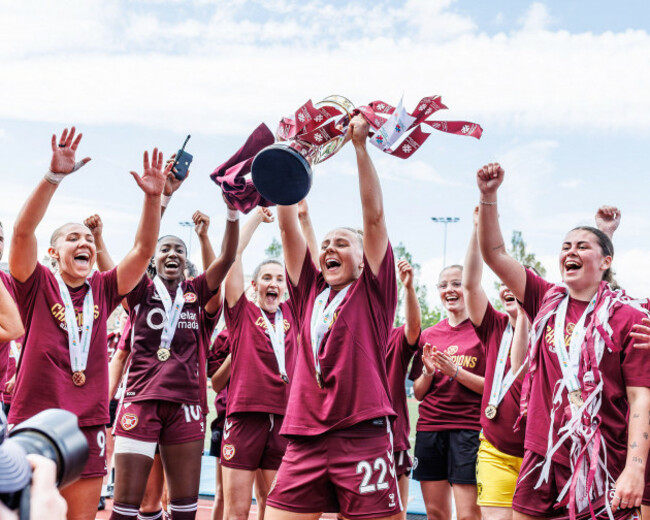 meadowbank-stadium-edinburgh-scotland-uk-24th-may-2026-hibernian-v-hearts-scottish-power-scottish-womens-premier-league-hearts-players-lift-the-trophy-after-winning-the-20252026-swpl-credit