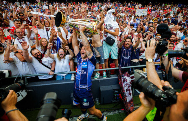 matthieu-jalibert-celebrates-with-fans