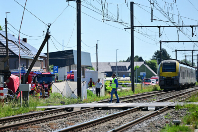 buggenhout-belgium-26th-may-2026-the-scene-of-an-accident-between-a-train-and-a-minivan-at-the-railway-crossing-vierhuizen-in-buggenhout-tuesday-26-may-2026-the-accident-happened-around-815-a