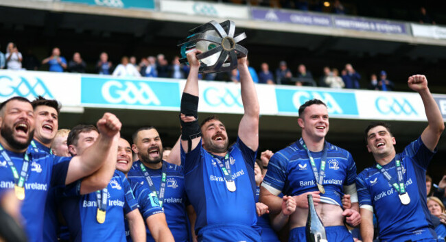 jack-conan-lifts-the-urc-trophy