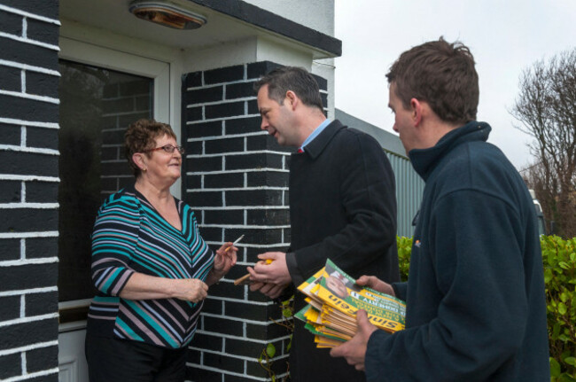 ardara-county-donegal-ireland-february-4th-2016-pearse-doherty-of-sinn-fein-on-the-campaign-trail-for-the-forthcoming-irish-general-election-he-is-a-teachta-dala-member-of-irish-parliament-fo