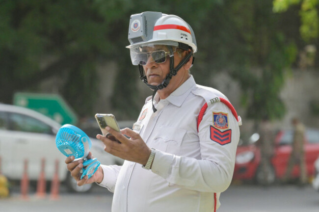 new-delhi-india-may-25-delhi-traffic-police-personnel-wear-specialized-ac-helmets-and-handheld-fan-to-combat-extreme-heat-stress-on-may-25-2026-in-new-delhi-india-the-delhi-traffic-police-has-la