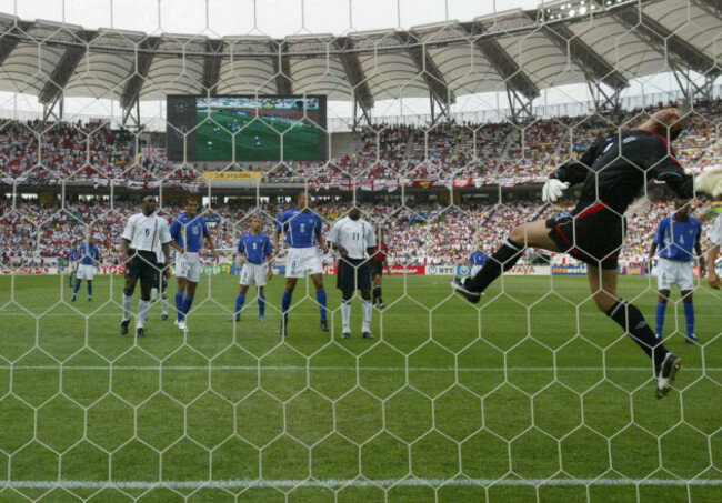 david-seaman-is-beaten-by-ronaldinhos-fluke-lob-football-june-2002-fifa-world-cup-koreajapan-england-v-brazil-shizouka-stadium-shizouka-japan-ronaldinho