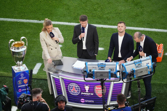 left-right-tnt-sports-presenter-laura-woods-alongside-pundits-steven-gerrard-jack-wilshere-and-martin-keown-next-to-the-uefa-champions-league-trophy-before-the-uefa-champions-league-final-at-pusk
