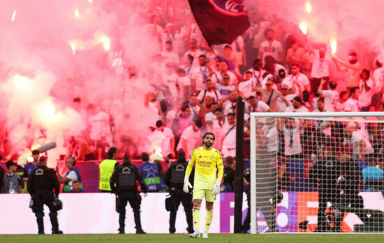 budapest-hungary-30th-may-2026-david-raya-of-arsenal-deflated-following-the-paris-saint-germain-equalising-goal-from-the-penalty-spot-during-the-paris-saint-germain-vs-arsenal-uefa-champions-leagu