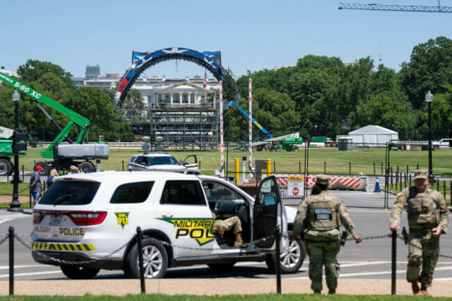 washington-district-of-columbia-usa-30th-may-2026-united-states-army-national-guard-military-police-stand-guard-near-the-construction-site-of-the-ufc-octagon-on-the-south-lawn-of-the-white-house