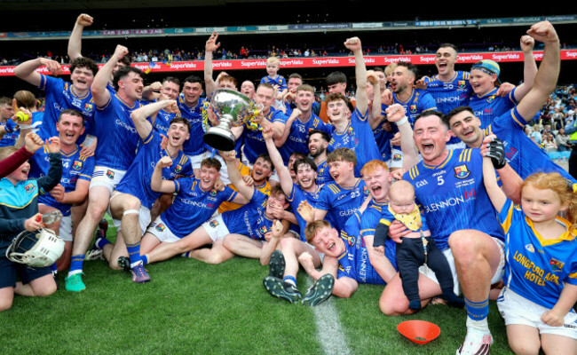 longford-celebrate-with-the-trophy