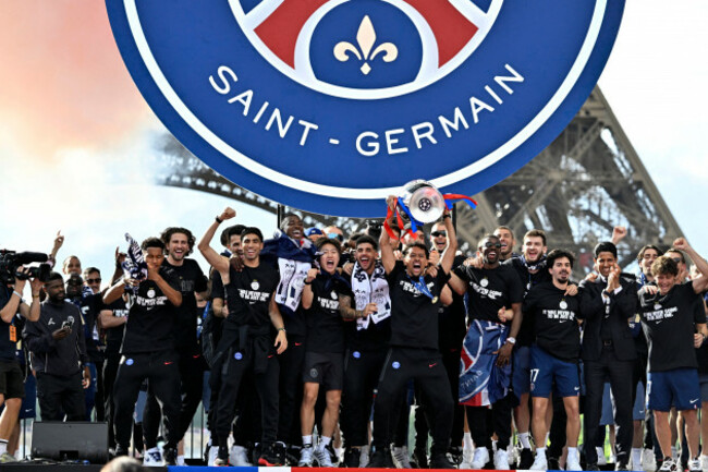 paris-france-31st-may-2026-photopqrouest-francestephane-geufroi-paris-31052026-au-lendemain-de-sa-victoire-face-a-arsenal-lequipe-du-paris-saint-germain-celebre-au-champ-de-mars