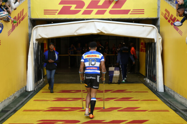 sacha-feinberg-mngomezulu-leaves-the-pitch-on-crutches-after-the-match