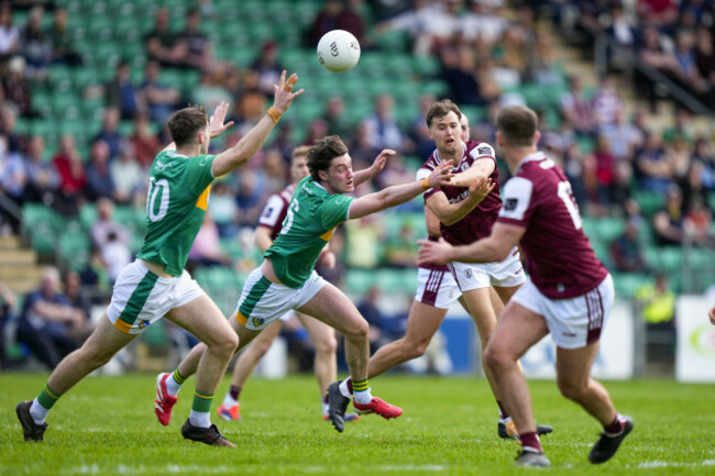 robert-finnerty-lays-the-ball-off-to-cillian-mcdaid