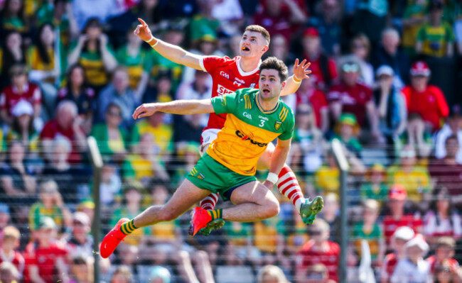 conor-corbett-watches-as-his-point-goes-over-despite-efforts-from-brendan-mccole-to-block-it