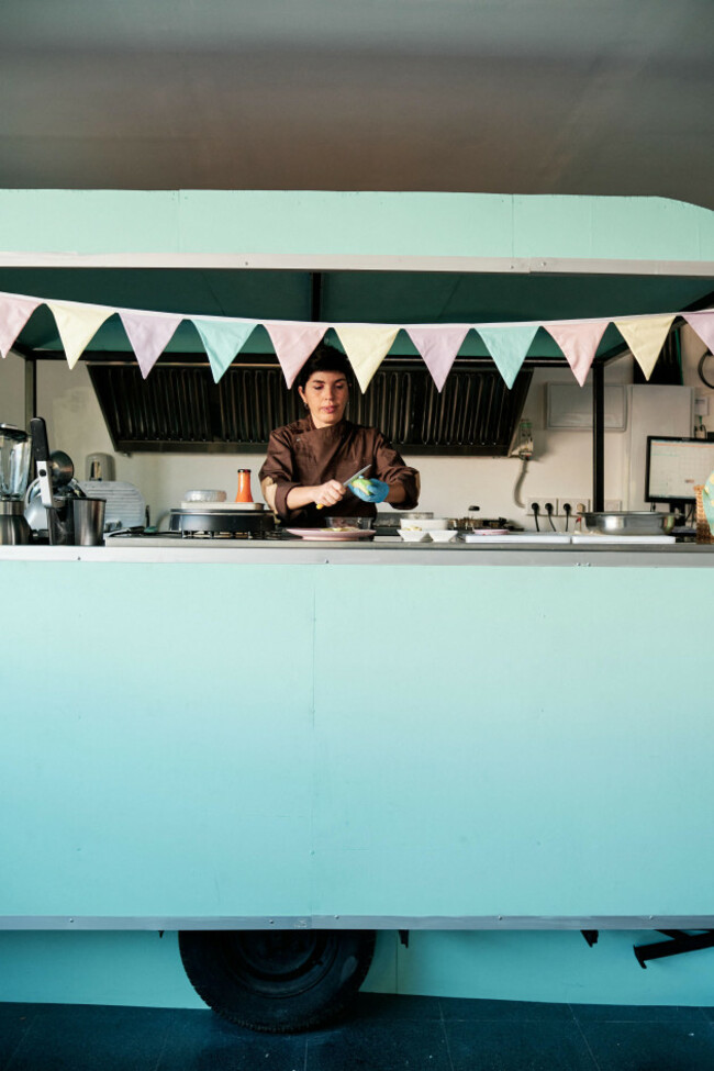 woman-preparing-food-while-working-in-her-food-truck