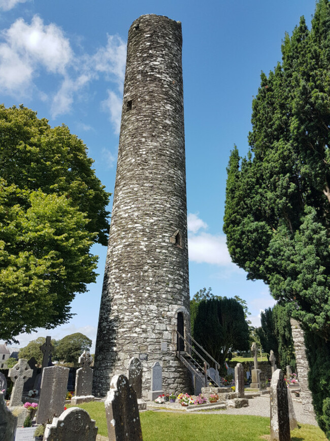 celtichighcrossinthehistoricruinsofmonasterboicean