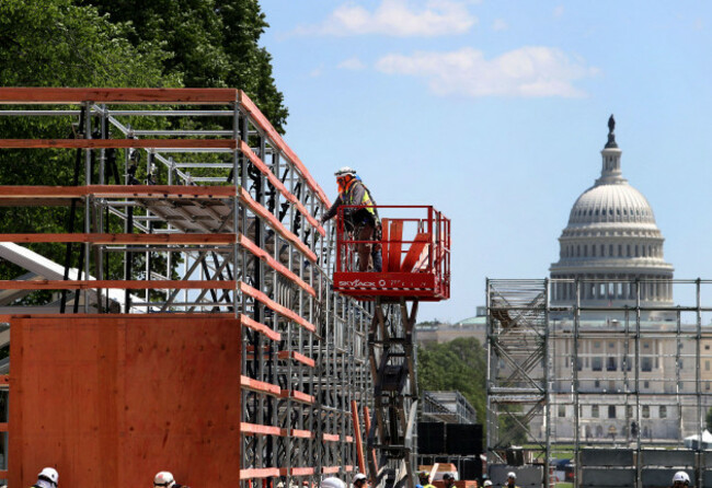 washington-district-of-columbia-usa-8th-may-2026-workers-erect-scaffolding-as-they-begin-construction-on-the-national-mall-for-the-great-american-state-fair-part-of-the-america-250-anniversary-c
