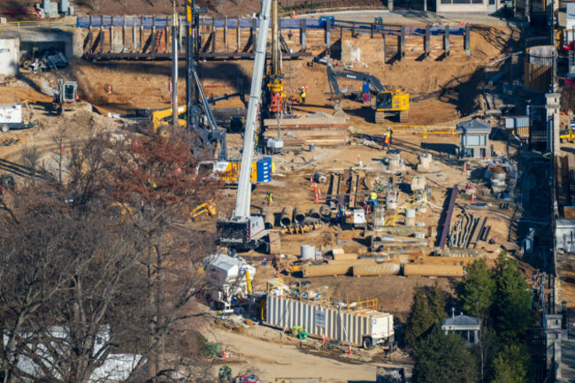 white-house-east-wing-ballroom-heavy-machinery-construction-site-washington-dc-usa-washington-d-c-heavy-machinery-and-construction-crews-work-on-a-new-ballroom-on-the-grounds-of-the-white-house