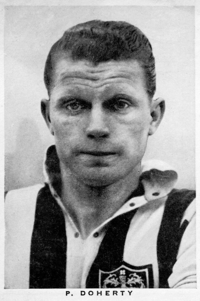 peter-dermot-doherty-1913-1990-was-a-northern-ireland-international-footballer-and-manager-seen-here-in-a-blackpool-shirt-who-he-played-for-from-1933-to-1936