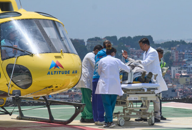 correction-nepal-everest-sherpa-rescued