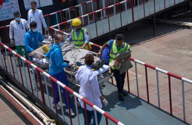correction-nepal-everest-sherpa-rescued