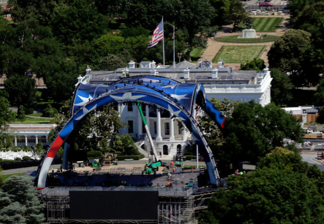 workers-continue-building-the-cage-for-a-future-ufc-fight-on-the-south-lawn-in-front-of-the-white-house-wednesday-june-3-2026-in-washington-as-work-continues-on-the-construction-of-the-ballroom-r