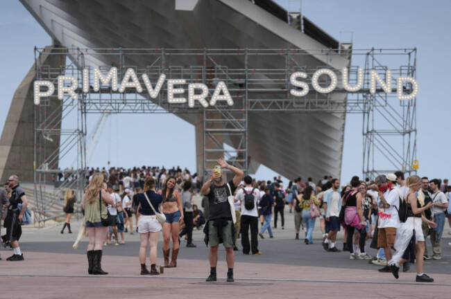 dozens-of-people-during-the-first-day-of-primavera-sound-barcelona-2026-on-4-june-2026-in-barcelona-catalonia-spain-primavera-sound-barcelona-2026-takes-place-between-4-and-6-june-with-an-expect