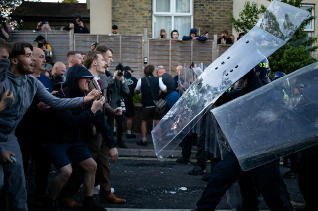 southampton-uk-2nd-june-2026-riot-police-push-forward-with-shields-as-violent-clashes-erupt-as-protesters-gather-to-express-their-anger-at-the-murder-of-henry-nowak-following-the-release-of-police