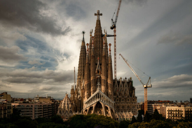 june-05-2026-barcelona-spain-the-passion-facade-of-antoni-gaudis-sagrada-familia-is-seen-at-dusk-in-barcelona-ahead-of-the-expected-visit-of-pope-leo-xiv-credit-jordi-boixareualamy-live-news