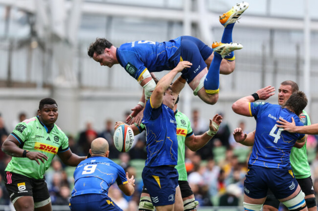 alex-usanov-catches-teammate-james-ryan-as-he-falls-down-from-a-lineout