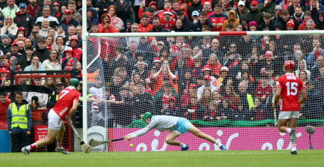 mark-coleman-scores-a-penalty-past-goalkeeper-nickie-quaid
