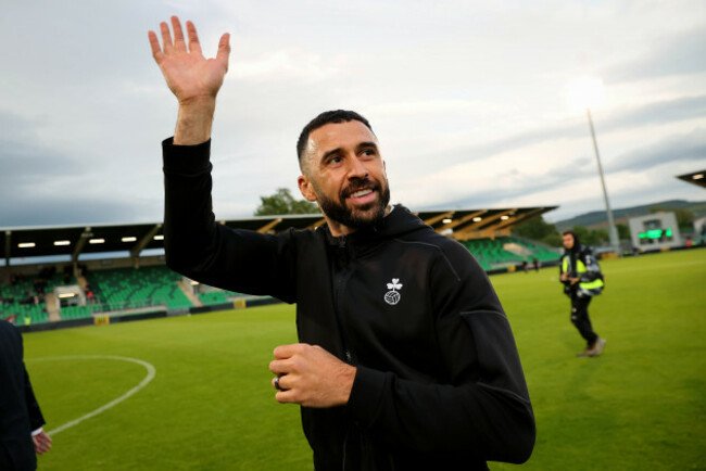 roberto-lopes-waves-to-the-crowd-at-halftime