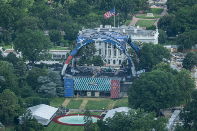 washington-distirct-of-columbia-usa-8th-june-2026-construction-continues-on-the-white-house-south-lawn-as-final-preparations-are-made-for-the-upcoming-ufc-freedom-250-event-now-just-days-away