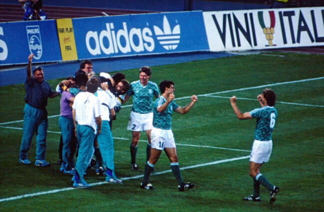 wm-1990-in-italien-stadio-delle-alpi-in-turin-halbfinale-deutschland-vs-england-43-n-e-jubel-der-deutschen-mannschaft-nach-dem-gewonnenen-elfmeterschiessen-v-l-n-r-stefan-reuter-2-thomas-be