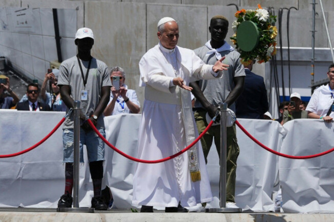 pope-leo-xiv-throws-a-bouquet-of-flowers-into-the-sea-flanked-by-migrants-during-a-meeting-with-organisations-working-with-migrants-in-arguineguin-at-the-canary-islands-spain-thursday-june-11-20
