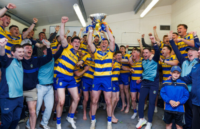 diarmuid-murtagh-with-his-team-and-the-nestor-cup