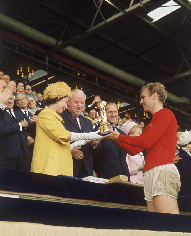 queen-elizabeth-ii-presents-bobby-moore-with-world-cup