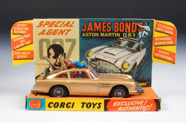 james-bond-aston-martin-db5-corgi-diecast-model-no-261-issued-1965-with-original-packaging