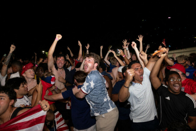 united-states-fans-celebrate-at-the-world-cup-fan-zone-at-the-national-mall-washington-dc-on-june-12-2026-after-the-u-s-defeated-paraguay-4-1-goles-this-was-the-first-game-for-the-united-states