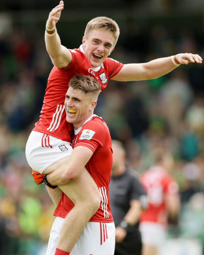 tommy-walsh-celebrates-after-the-game-with-ian-maguire