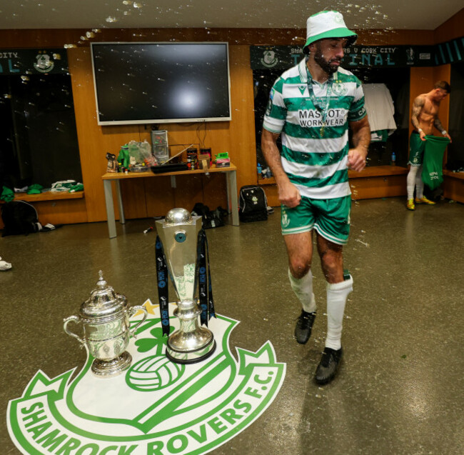 roberto-lopes-celebrates-in-the-dressing-room-after-the-match