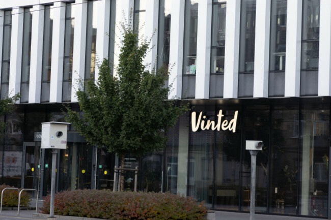 vinted-logo-sign-on-main-office-headquarters-building-wall-vinted-is-online-marketplace-for-second-hand-clothing-unicorn-startup
