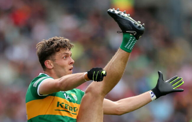 david-clifford-kicks-a-point