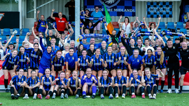 athlone-town-team-photo-with-fans-after-the-match