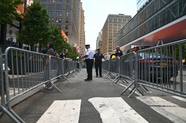 new-york-usa-08th-june-2026-ahead-of-president-trumps-attending-the-nba-finals-game-three-basketball-game-with-the-new-york-nicks-hosting-the-san-antonio-spurs-nypd-are-shutting-down-streets-arou