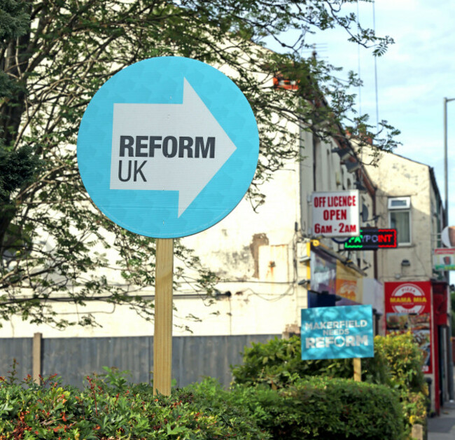 makerfield-needs-reform-placards-for-robert-kenyon-beside-local-convenience-shops-in-ashton-in-makerfield-wigan-greater-manchester