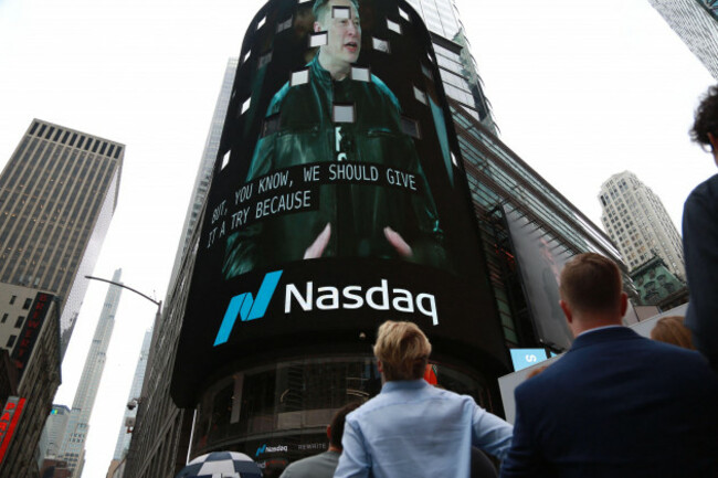 260613-beijing-june-13-2026-xinhua-people-watch-the-ipo-ceremony-of-spacex-outside-the-nasdaq-building-in-times-square-in-new-york-city-the-united-states-june-12-2026-space-exploration