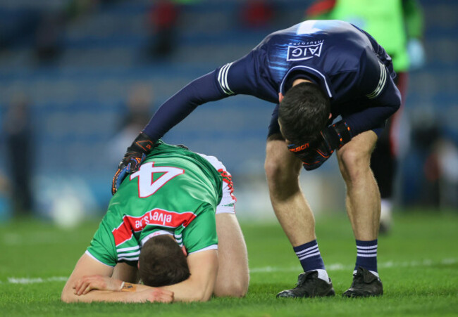 stephen-cluxton-checks-on-lee-keegan